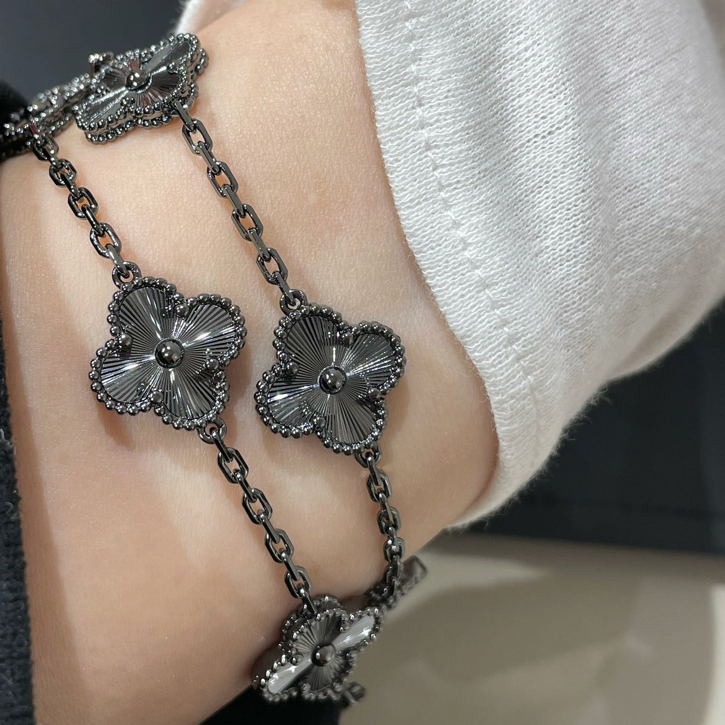 [GALE]CLOVER 5 MOTIF BLACK BRACELET