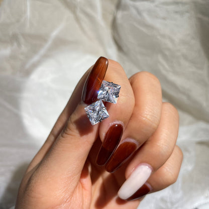 [NOVO]スタイリッシュな光沢のあるスクエアセンターストーンスタッドピアス