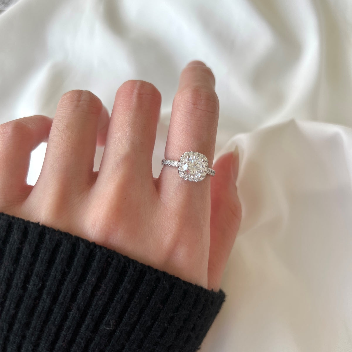 [NOVO]まばゆい輝きのラウンドカット結婚指輪
