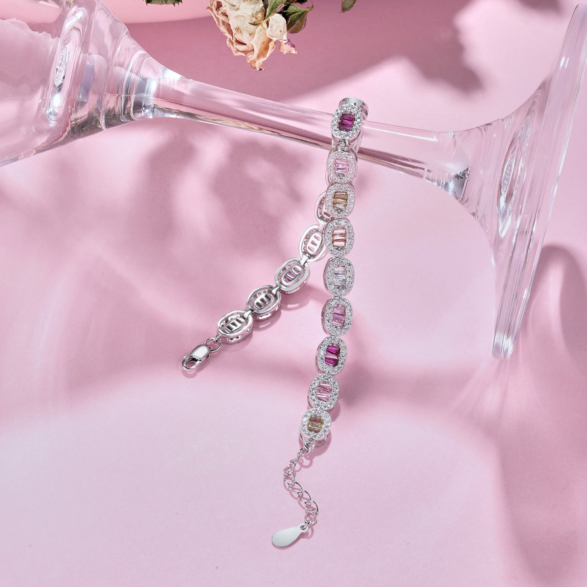 [NOVO]精巧な装飾が施されたエメラルドカットのデイリーブレスレット