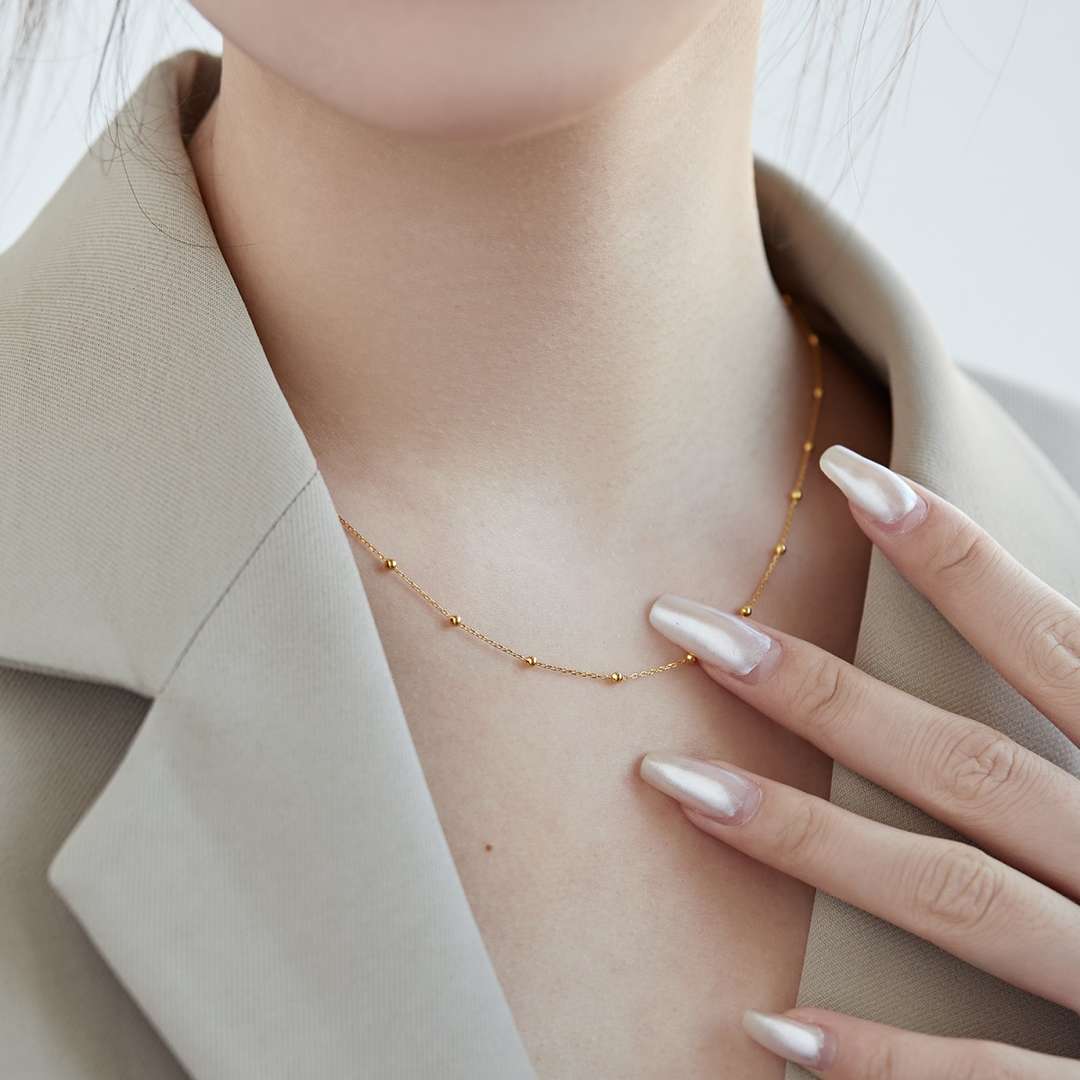 [NOVO] Schlichte Halskette mit kleiner Perlenkette um das Schlüsselbein