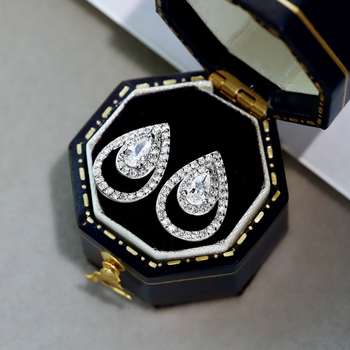 [NOVO]きらめく繊細なウォータードロップシェイプのデイリーピアス