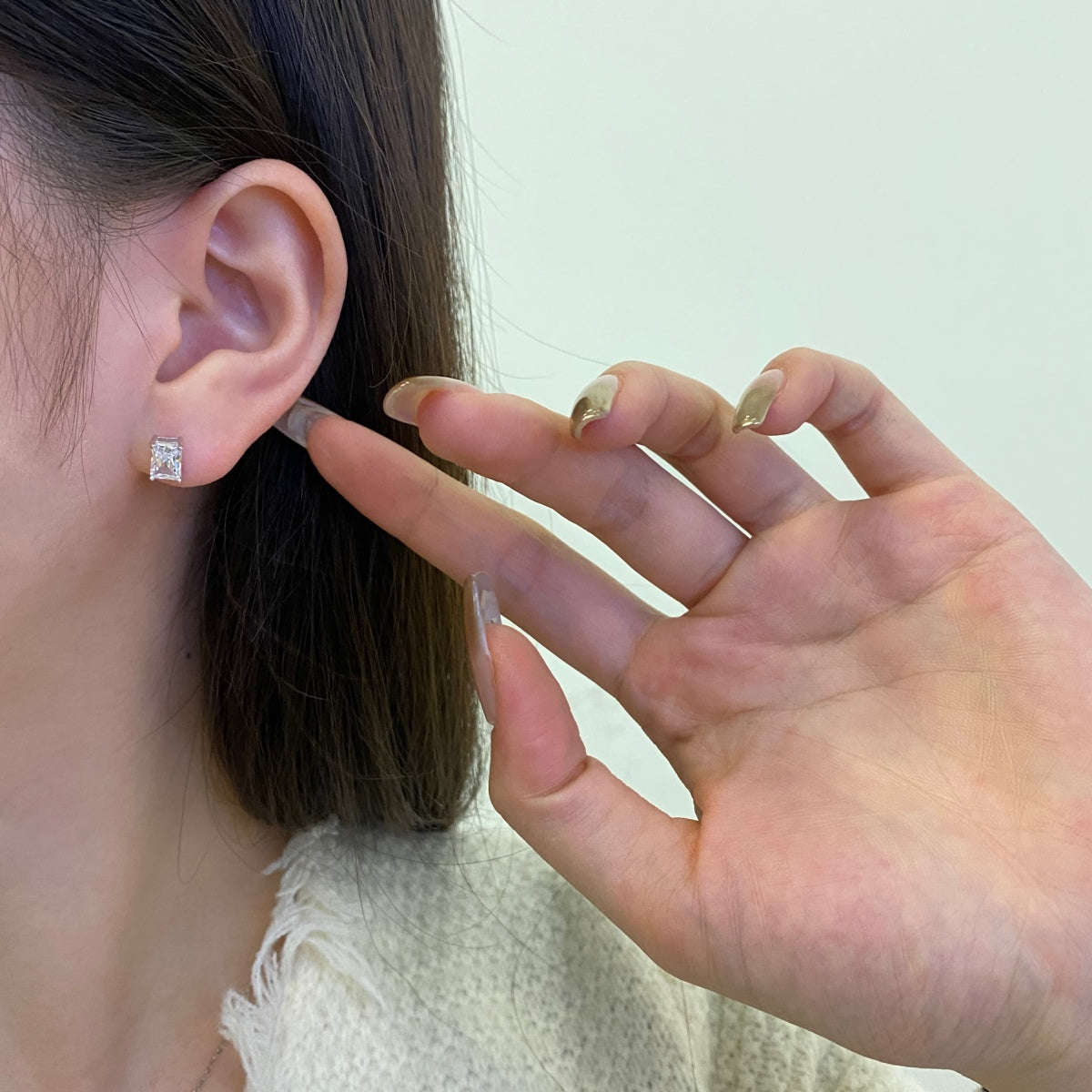 [NOVO]スタイリッシュな光沢のある長方形のセンターストーンスタッドピアス