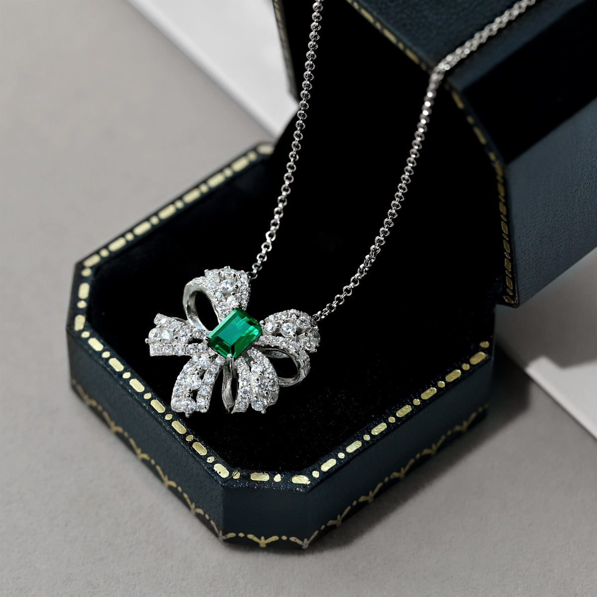 [GALE]Luxurious Flower Shape Emerald Cut Necklace