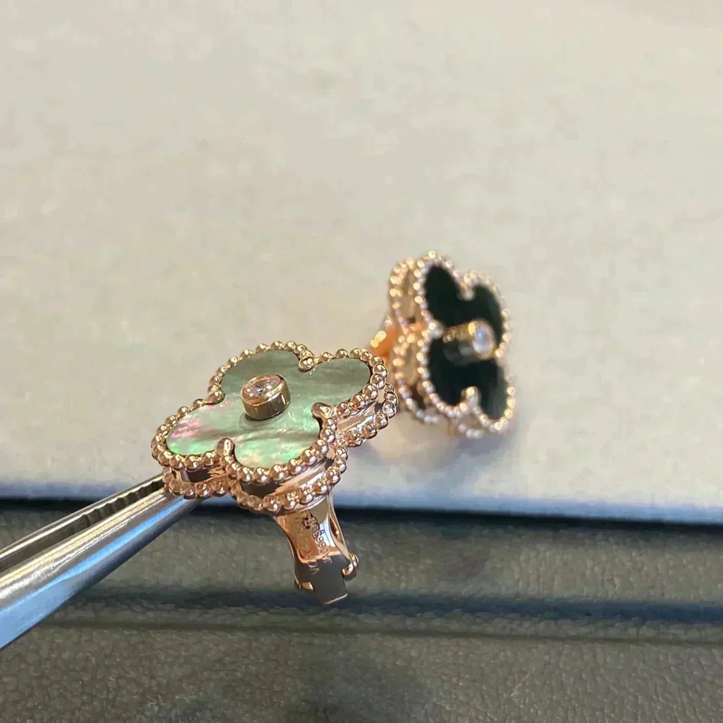 [NOVO]クローバー ミディアム 1モチーフ グレー モップ ダイヤモンド イヤリング