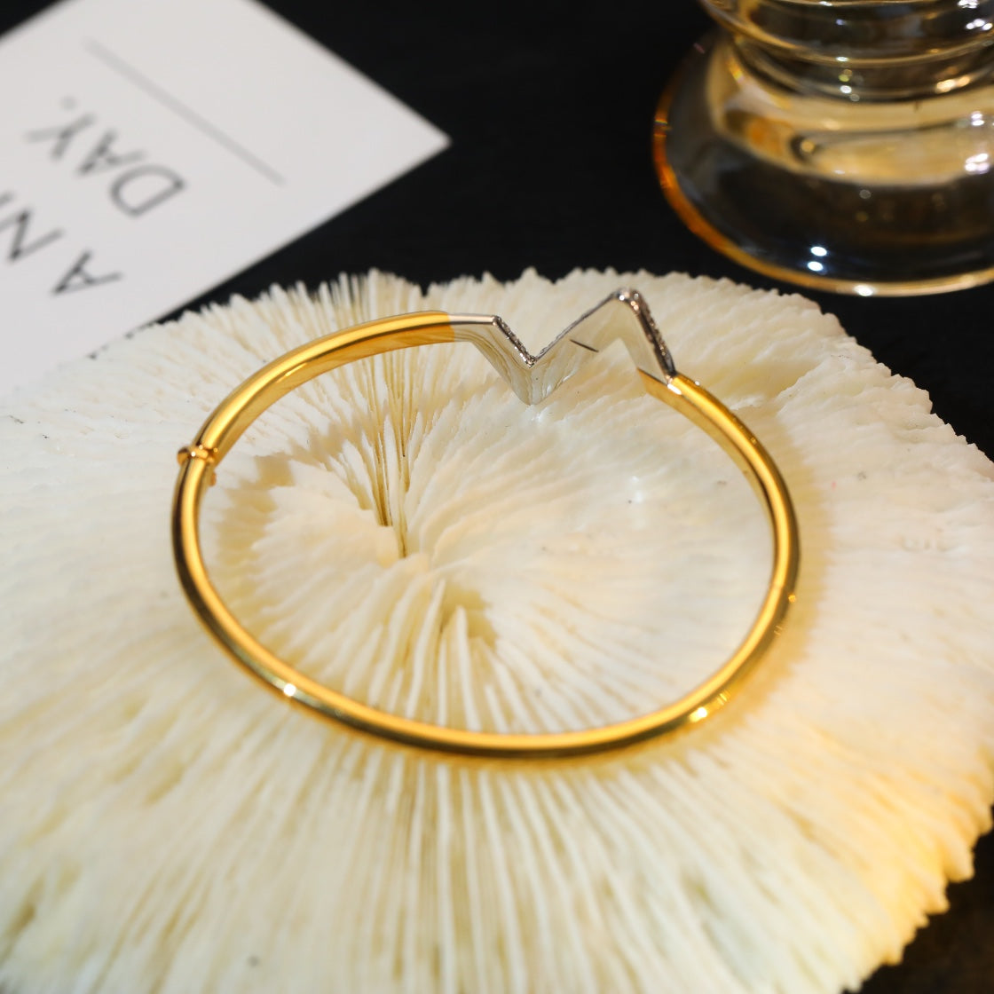 [NOVO]VOLTE UPSITE DOWN GOLD DIAMOND ARMBAND