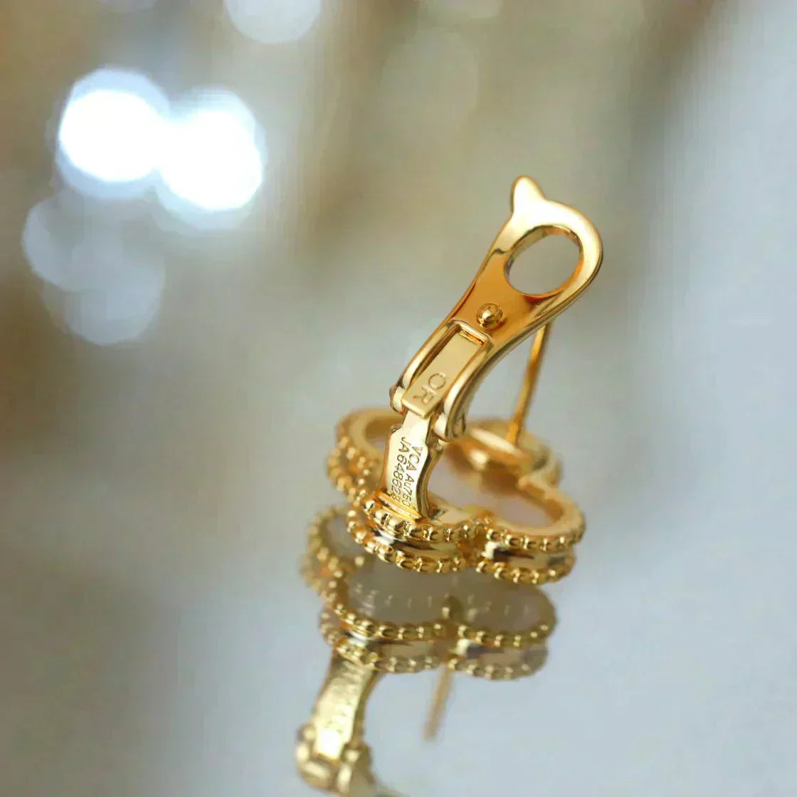 [NOVO]クローバー ミディアム 1モチーフ ホワイト モップ スタッドピアス