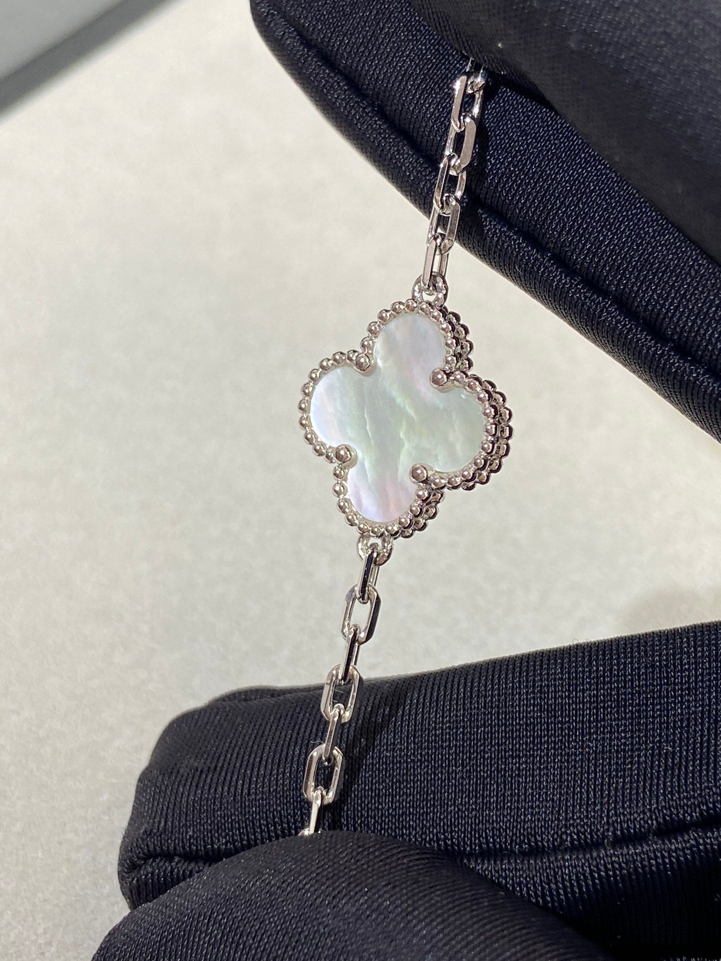 [GALE]CLOVER WHITE PEARL MOP 5 MOTIF BRACELET COLLECTION