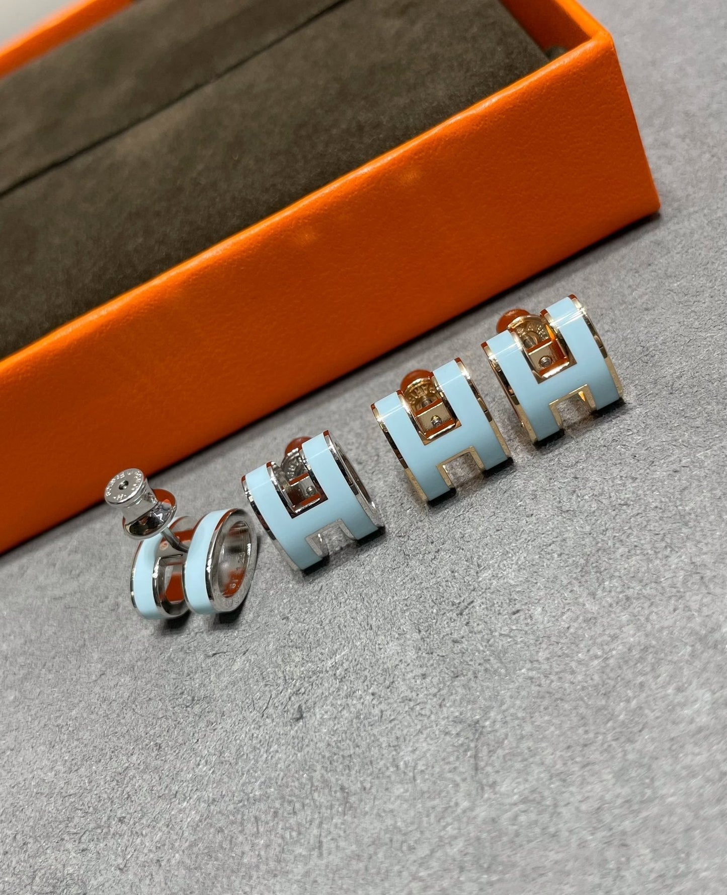 [GALE]POP H SKY BLUE STUD EARRINGS