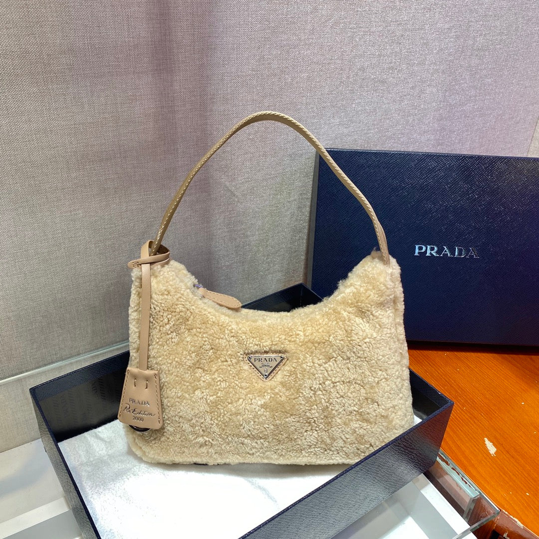HOBO BAG 23 IN BEIGE SHEARLING
