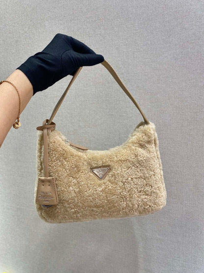 HOBO BAG 23 IN BEIGE SHEARLING