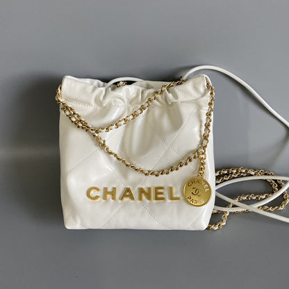 CC HOBO MINI 20CM WHITE LAMBSKIN GHW