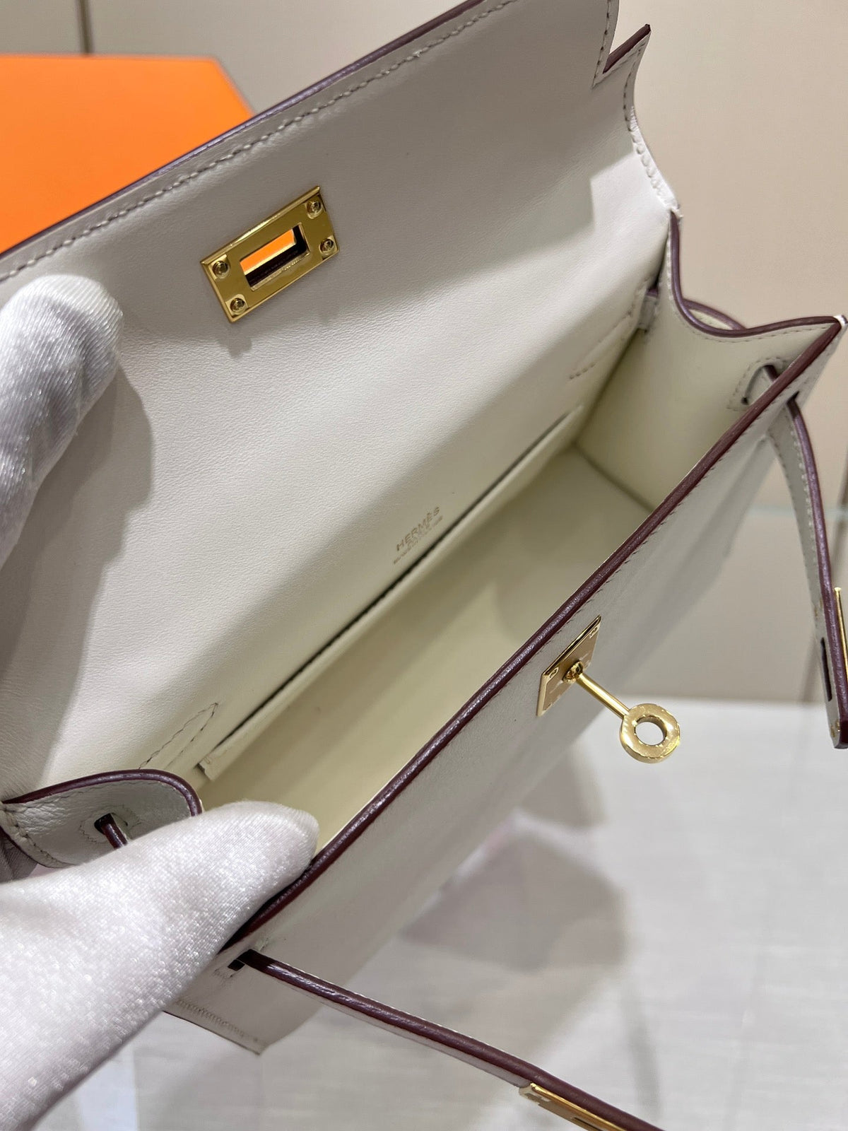 HM KELLY POCHETTE 22CM WHITE SWIFT GOLD HARDWARE
