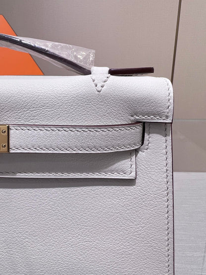 HM KELLY POCHETTE 22CM WHITE SWIFT GOLD HARDWARE