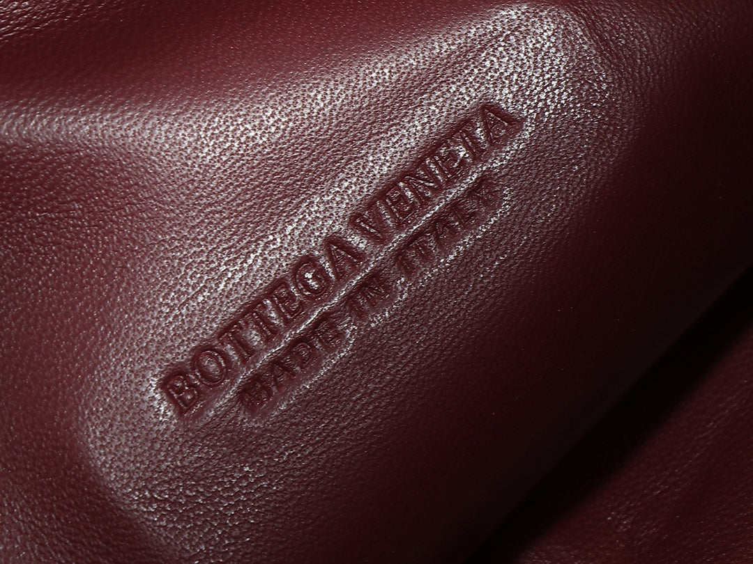 bv teen jodie 36cm burgundy lambskin