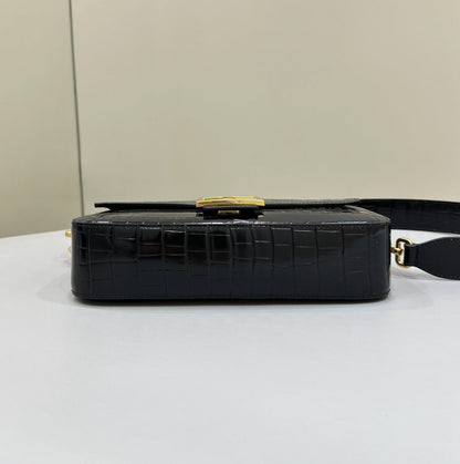 BAGUETTE 27 IN BLACK CROCODILE PATTERN GLOSSY CALFSKIN GOLD HARDWARE