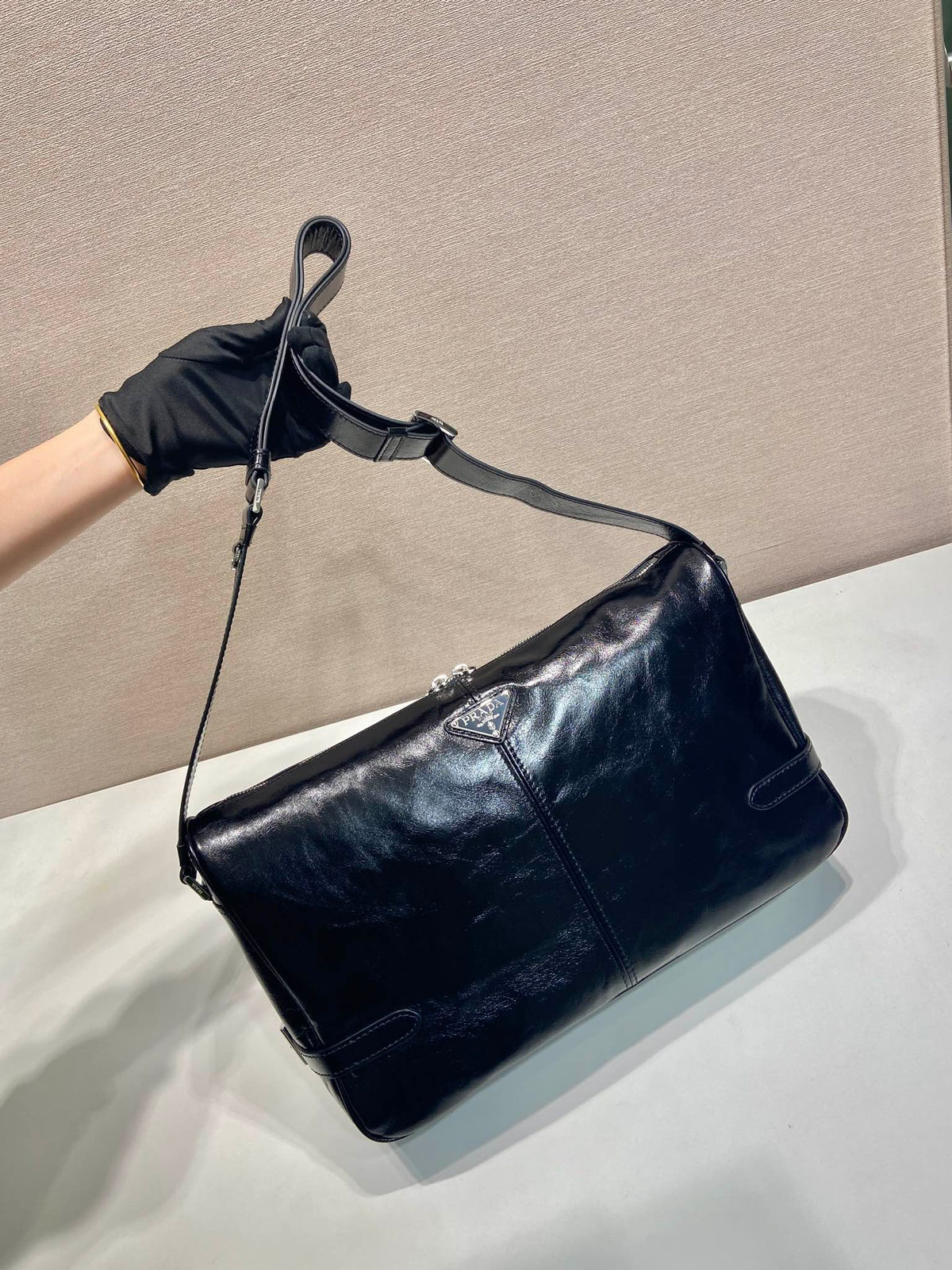 HOBO BAG 35 IN BLACK OIL WAX LAMBSKIN SILVER LOGO