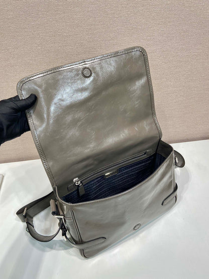 MESSENGER BAG 30 IN TROUT GRAY SOFT AND SHINY CALFSKIN