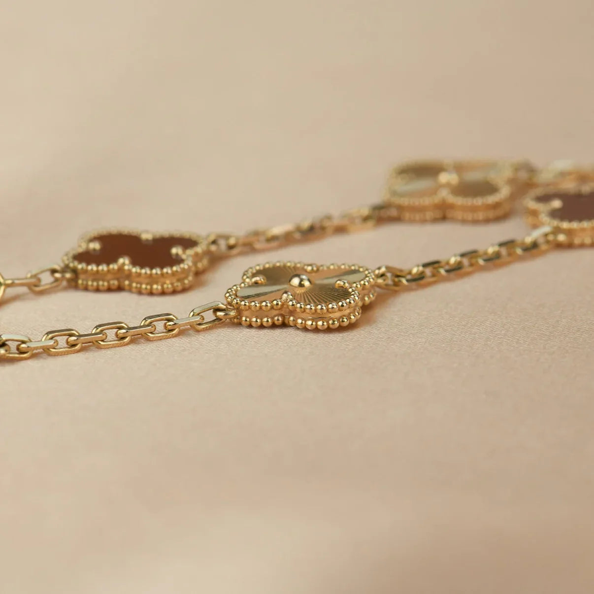 [GALE] CLOVER 5 MOTIF RED CORNELIAN BRACELET COLLECTION