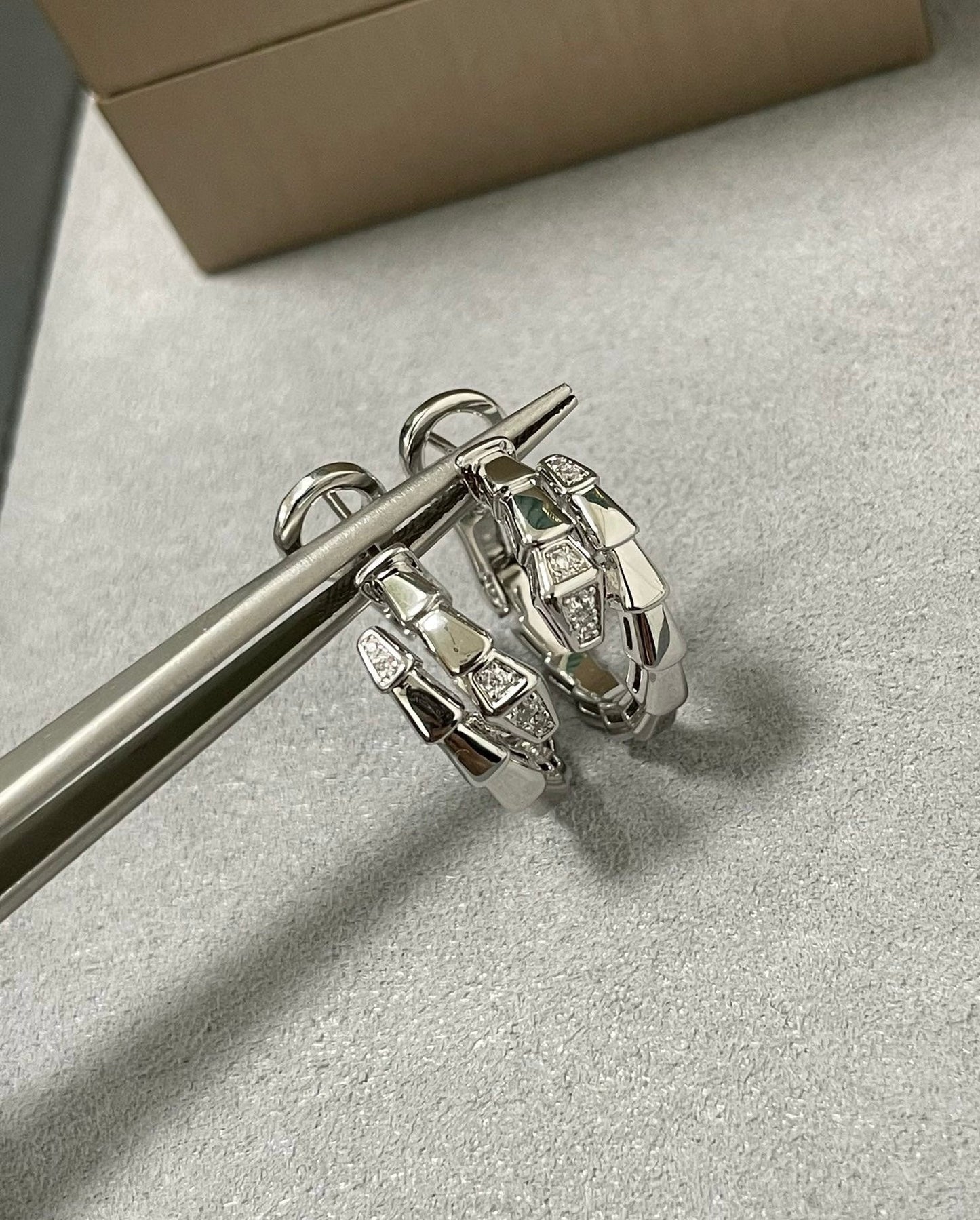 [GALE]SERPENTI EARRINGS HALF DIAMOND