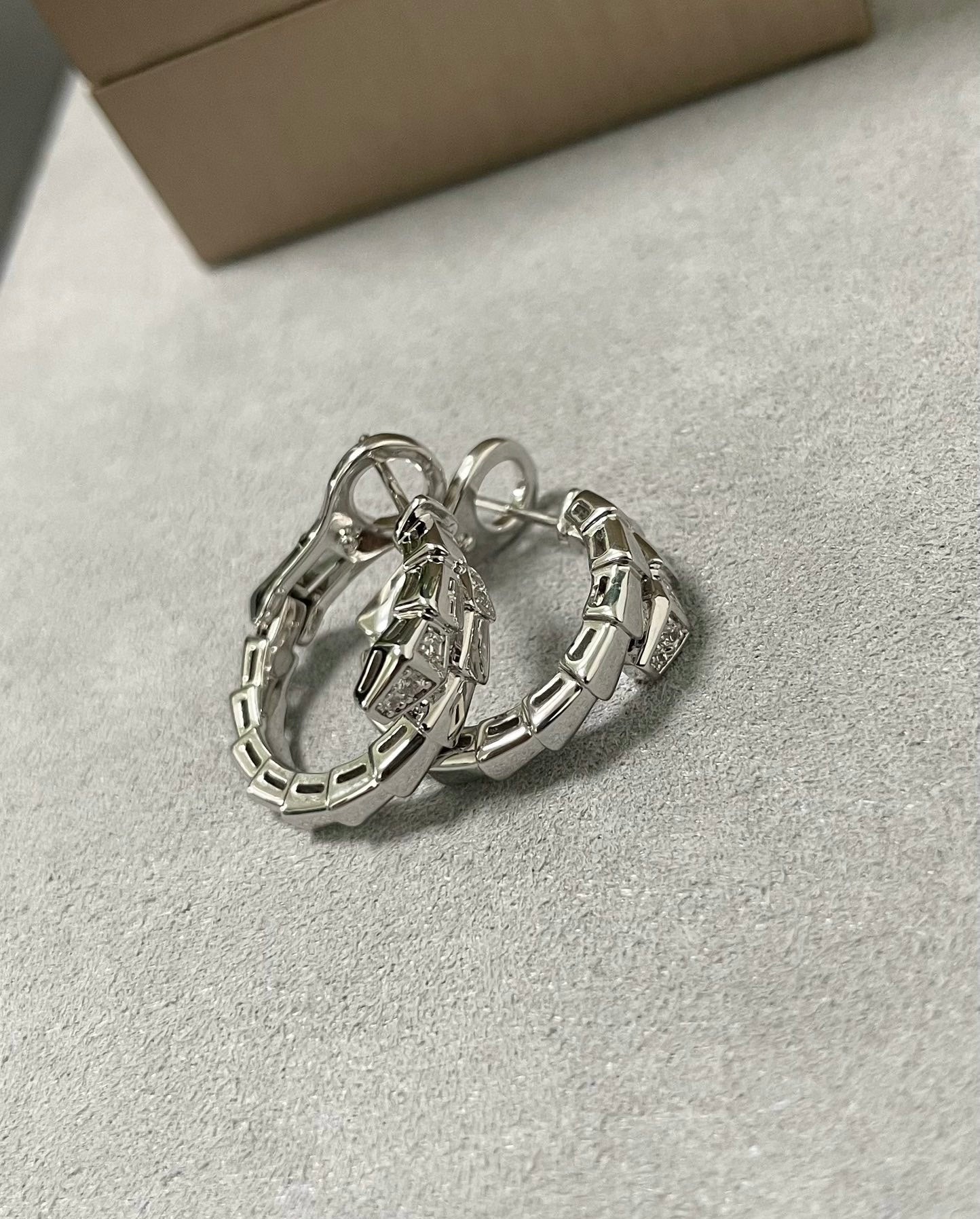 [GALE]SERPENTI EARRINGS HALF DIAMOND
