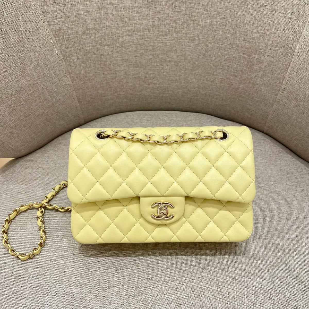 FLAP BAG 25CM PASTEL YELLOW LAMBSKIN GOLD HARDWARE