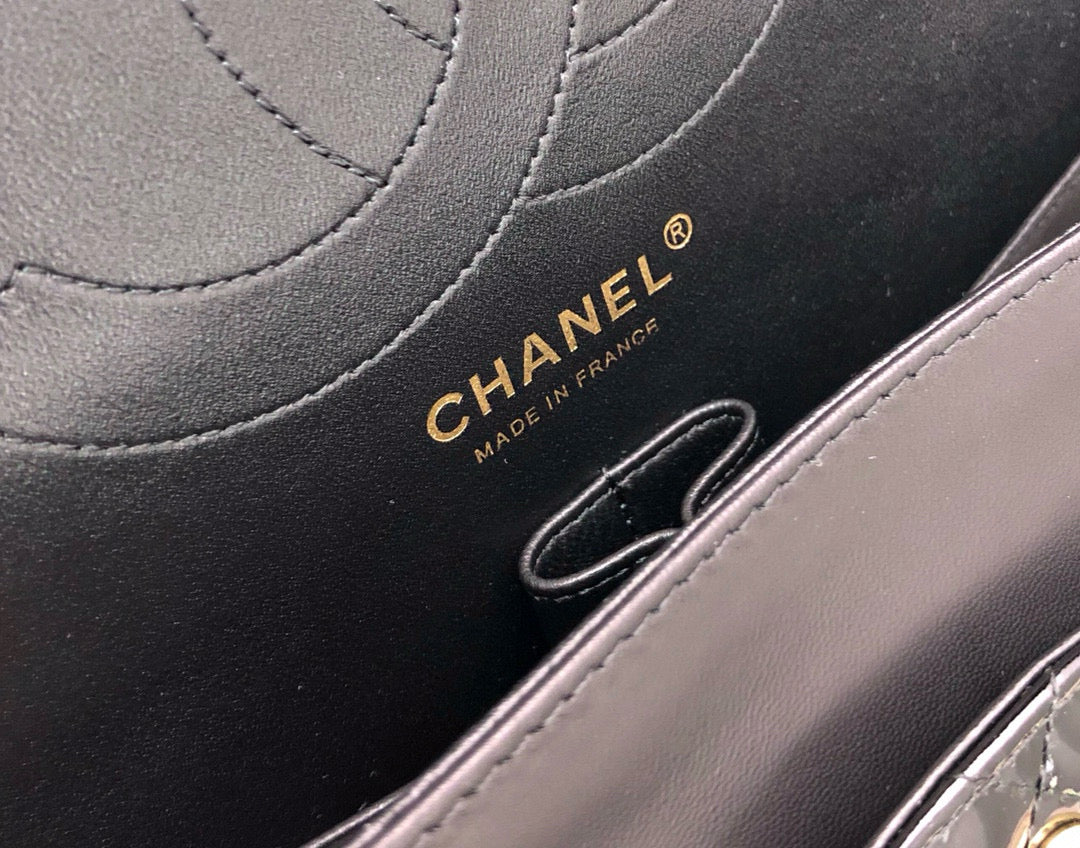 CLASSIC JUMBO FLAP BAG 30CM BLACK PATENT CALFSKIN GOLD HARDWARE