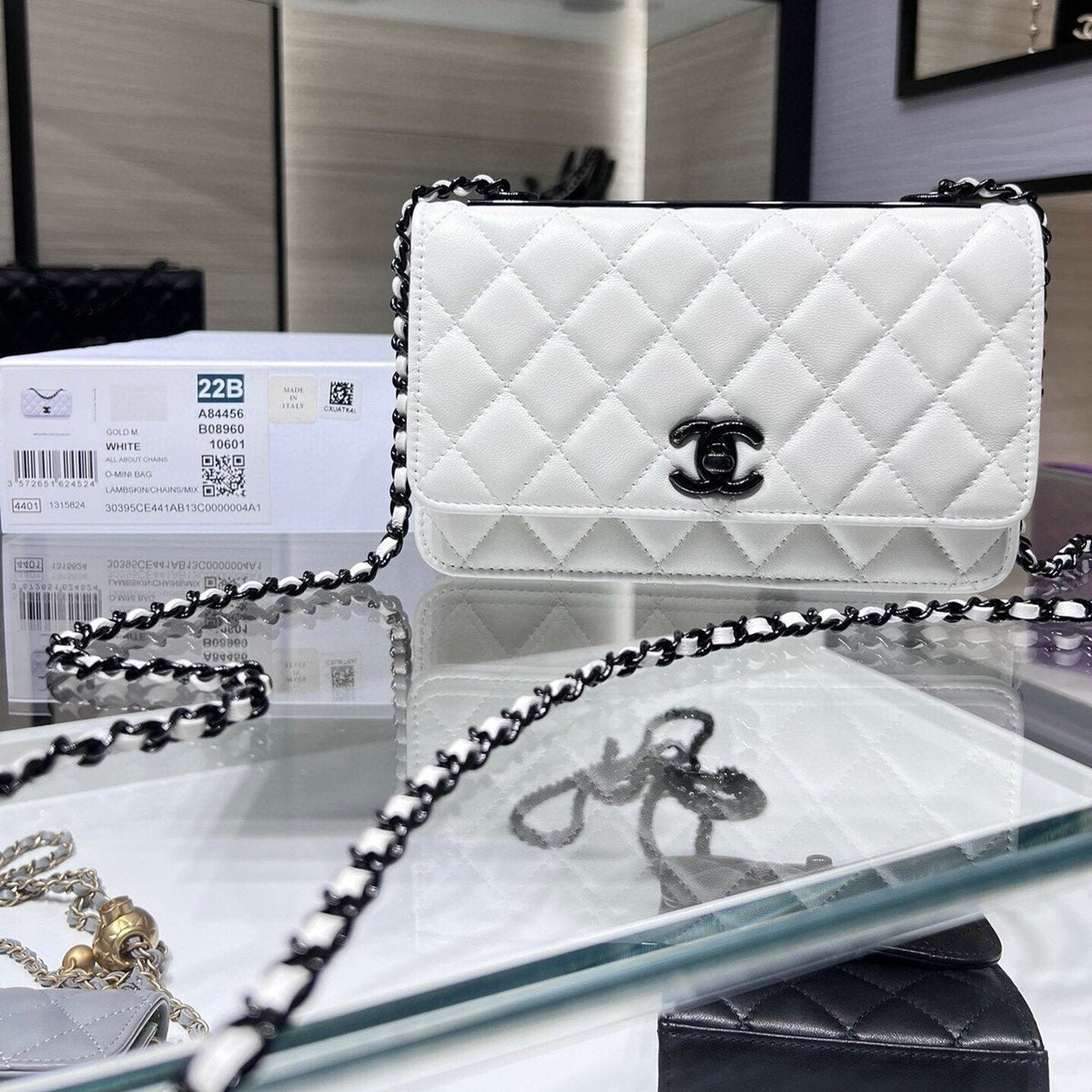 CC WOC 19 WHITE LAMBSKIN BLACK HARDWARE