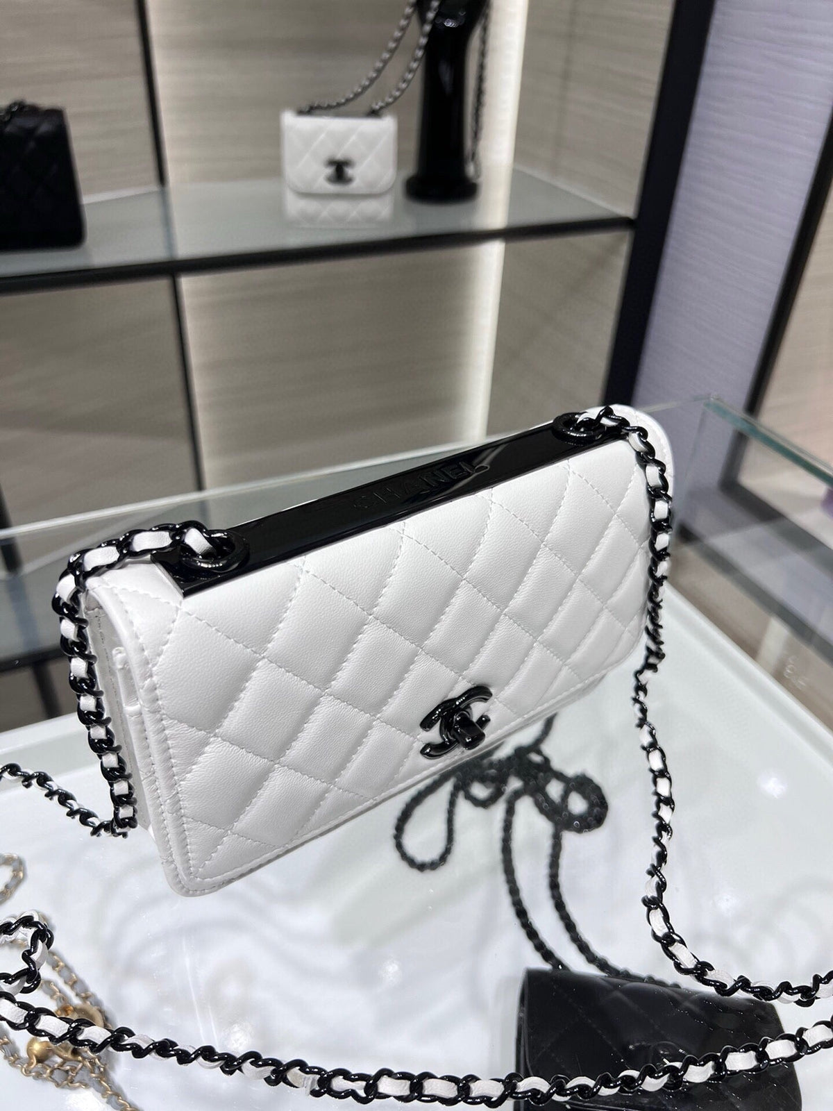CC WOC 19 WHITE LAMBSKIN BLACK HARDWARE
