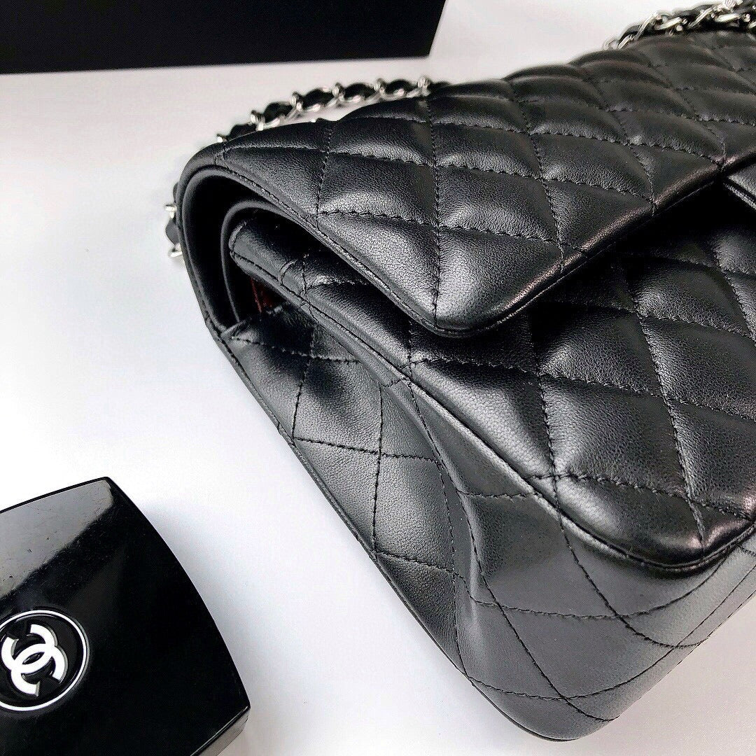 CLASSIC FLAP 25 BLACK LAMBSKIN SILVER HARDWARE