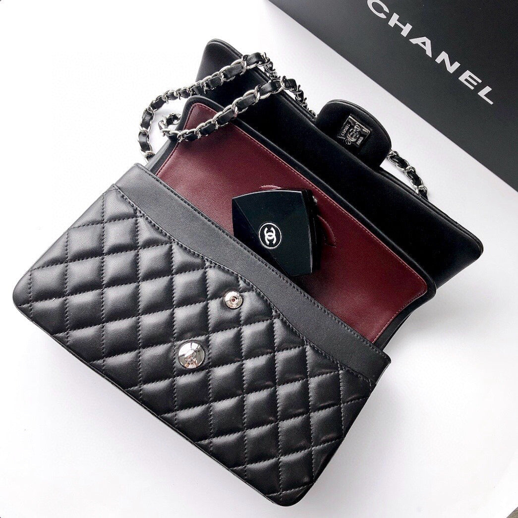 CLASSIC FLAP 25 BLACK LAMBSKIN SILVER HARDWARE