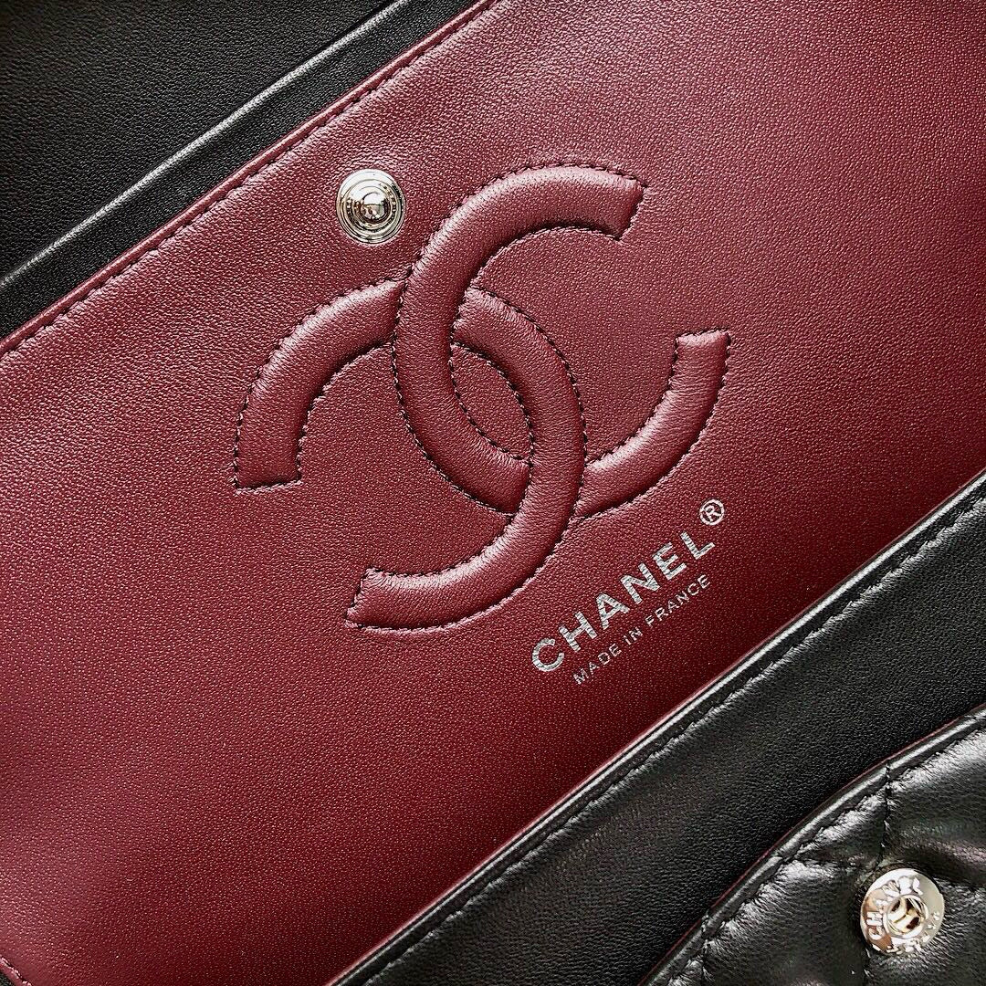 CLASSIC FLAP 25 BLACK LAMBSKIN SILVER HARDWARE