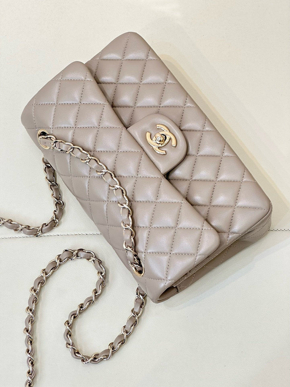 FLAP BAG 23CM BEIGE LAMBSKIN LIGHT GOLD HARDWARE