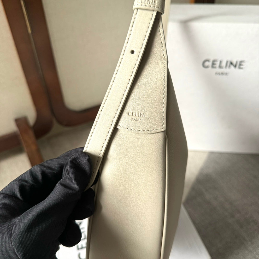 SMALL HÉLOÏSE BAG CUIR 22 IN WHITE CALFSKIN EMBOSSED LOGO